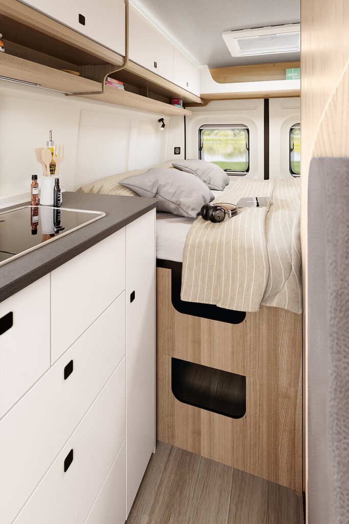 2026-KW-Ontour-Van-600-FT-innen-F-Bett-h-BEAR-PRESSE-thumb