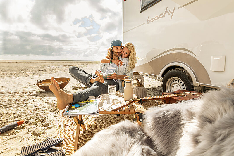 2025-ww-beachy-420-mood-sitzen-draussen-people-aussen-4035-BEAR-PRESSE-thumb