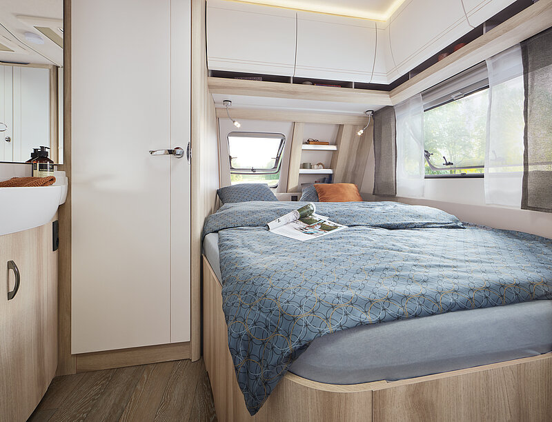 2026-WW-De-Luxe-460-UFe-innen-F-Bett-Waschtisch-q-BEAR-PRESSE-thumb